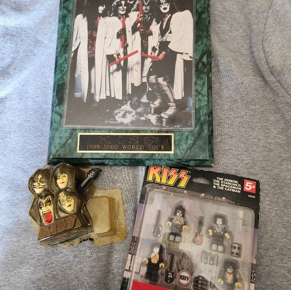 KISS World Tour Memorabilia Set - Picture 3 of 7